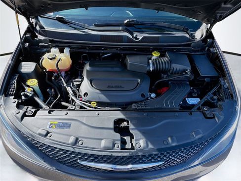 Used 2020 Chrysler Voyager L image 27