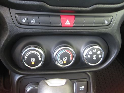 Used 2017 Jeep Renegade Latitude w/ Cold Weather Group AWD/4WD image 21