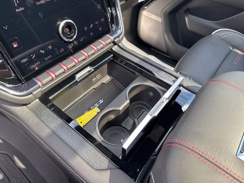 Used 2025 GMC Yukon AT4 Ultimate w/ LPO, Illumination Package image 31