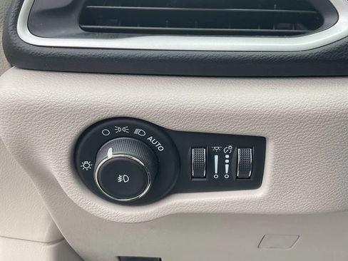 Used 2023 Chrysler Pacifica Touring-L FWD image 16