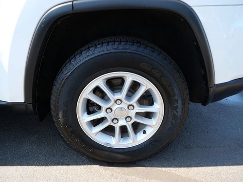 Used 2018 Jeep Grand Cherokee Laredo AWD/4WD image 36
