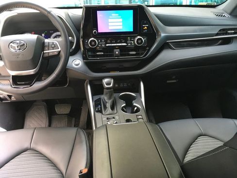 Used 2025 Toyota Highlander XSE AWD/4WD image 24