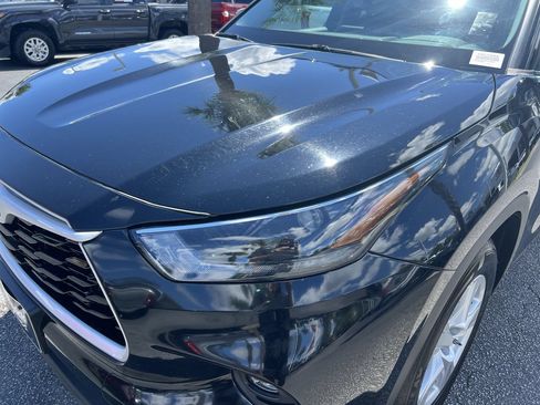 Used 2024 Toyota Highlander LE FWD image 6