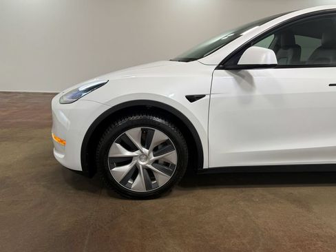 Used 2021 Tesla Model Y Long Range AWD/4WD image 37