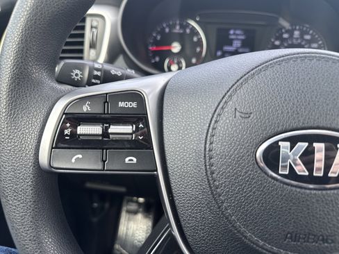 Used 2019 Kia Sorento LX image 16