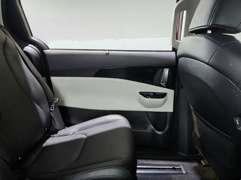 Used 2022 Kia Carnival EX FWD image 23