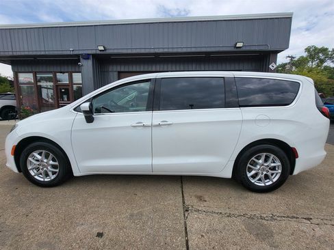 Used 2023 Chrysler Voyager LX FWD image 4