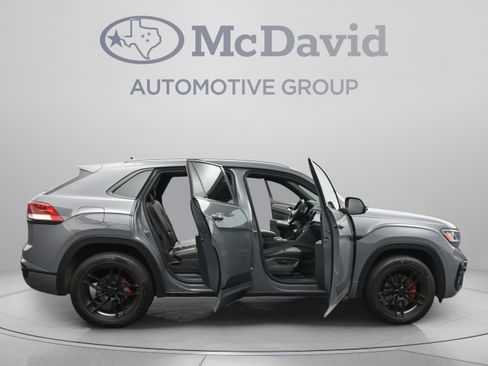 Used 2020 Volkswagen Atlas Cross Sport SEL R-Line FWD image 41
