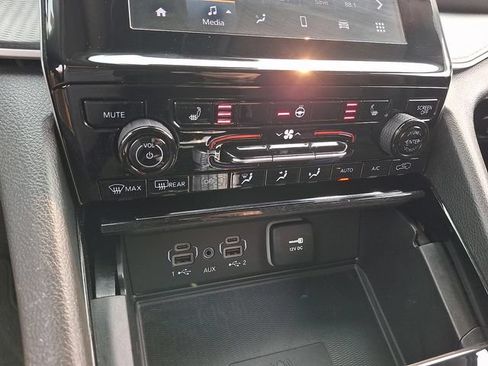 Used 2023 Jeep Grand Cherokee Laredo w/ Luxury Tech Group I AWD/4WD image 16