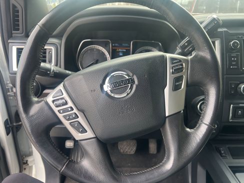 Used 2019 Nissan Titan SV w/ SV Convenience Package image 15