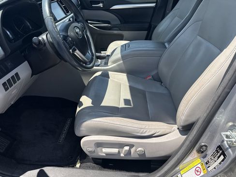 Used 2016 Toyota Highlander XLE FWD image 12