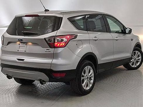 Used 2017 Ford Escape SE image 3