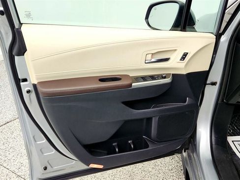 Used 2021 Toyota Sienna Platinum FWD image 11