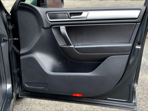 Used 2016 Volkswagen Touareg Sport image 23