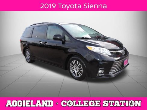 Used 2019 Toyota Sienna XLE w/ XLE Navigation Package FWD image 1