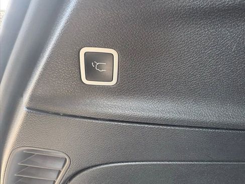 Certified 2023 Chrysler Pacifica Touring image 30