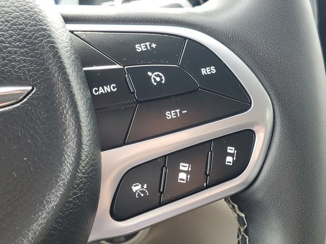 Used 2024 Chrysler Pacifica Limited FWD image 16