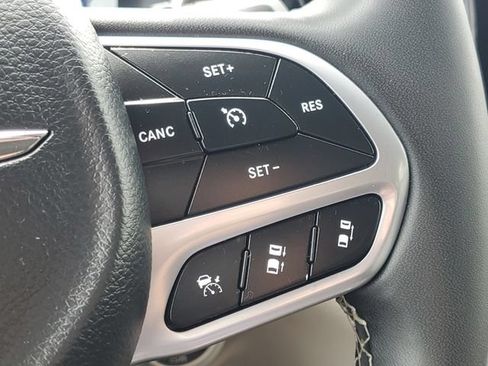 Used 2024 Chrysler Pacifica Limited FWD image 16