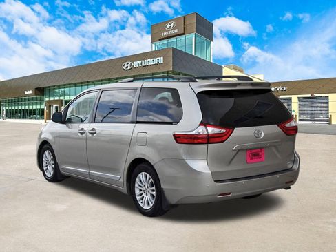 Used 2016 Toyota Sienna XLE Premium FWD image 8