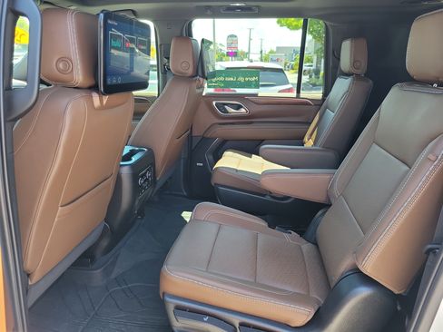 Certified 2024 Chevrolet Suburban High Country w/ Advanced Technology Package AWD/4WD image 17