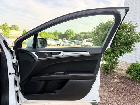 Used 2019 Ford Fusion SE FWD image 21