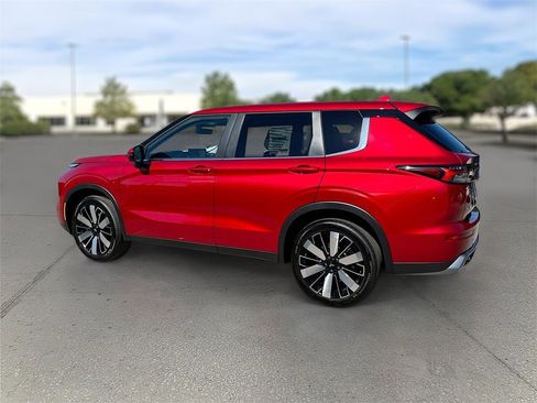 New 2025 Mitsubishi Outlander SE image 5