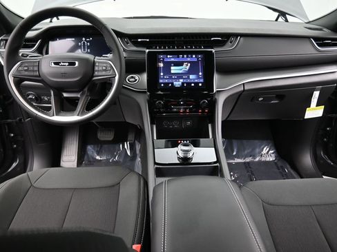 New 2025 Jeep Grand Cherokee L Laredo image 32