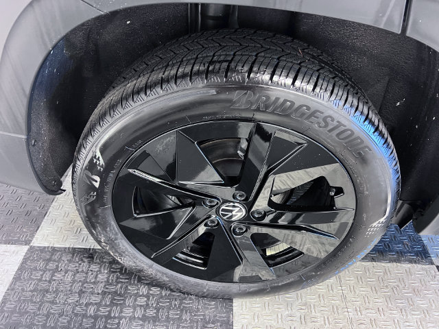 Certified 2025 Volkswagen Taos SE FWD image 14