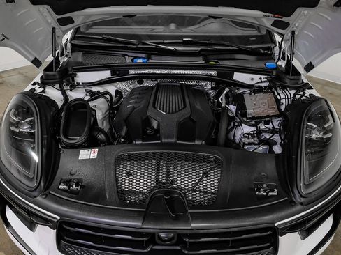 Used 2024 Porsche Macan AWD/4WD image 42