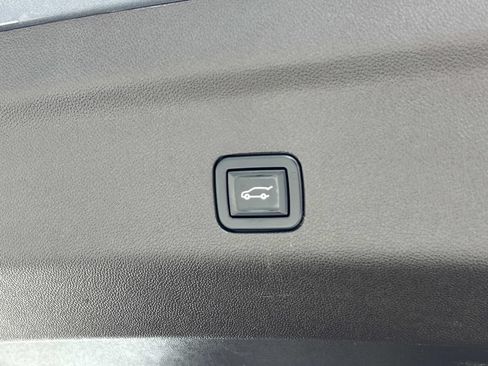 Used 2021 Chevrolet Suburban LT w/ LT Signature Package RWD image 19