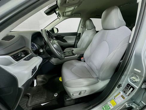 Used 2023 Toyota Highlander LE FWD image 21