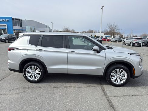Used 2025 Mitsubishi Outlander ES image 8