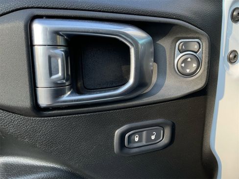 Certified 2022 Jeep Gladiator Willys image 27