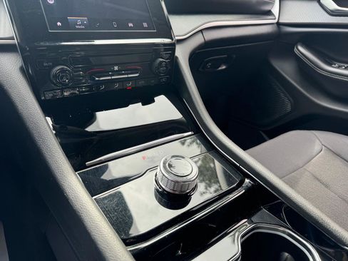 Used 2023 Jeep Grand Cherokee Laredo image 19