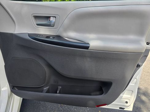Used 2019 Toyota Sienna LE FWD image 18