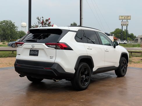 Used 2024 Toyota RAV4 XLE AWD/4WD image 2