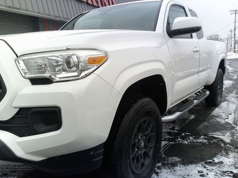 Used 2018 Toyota Tacoma SR image 16