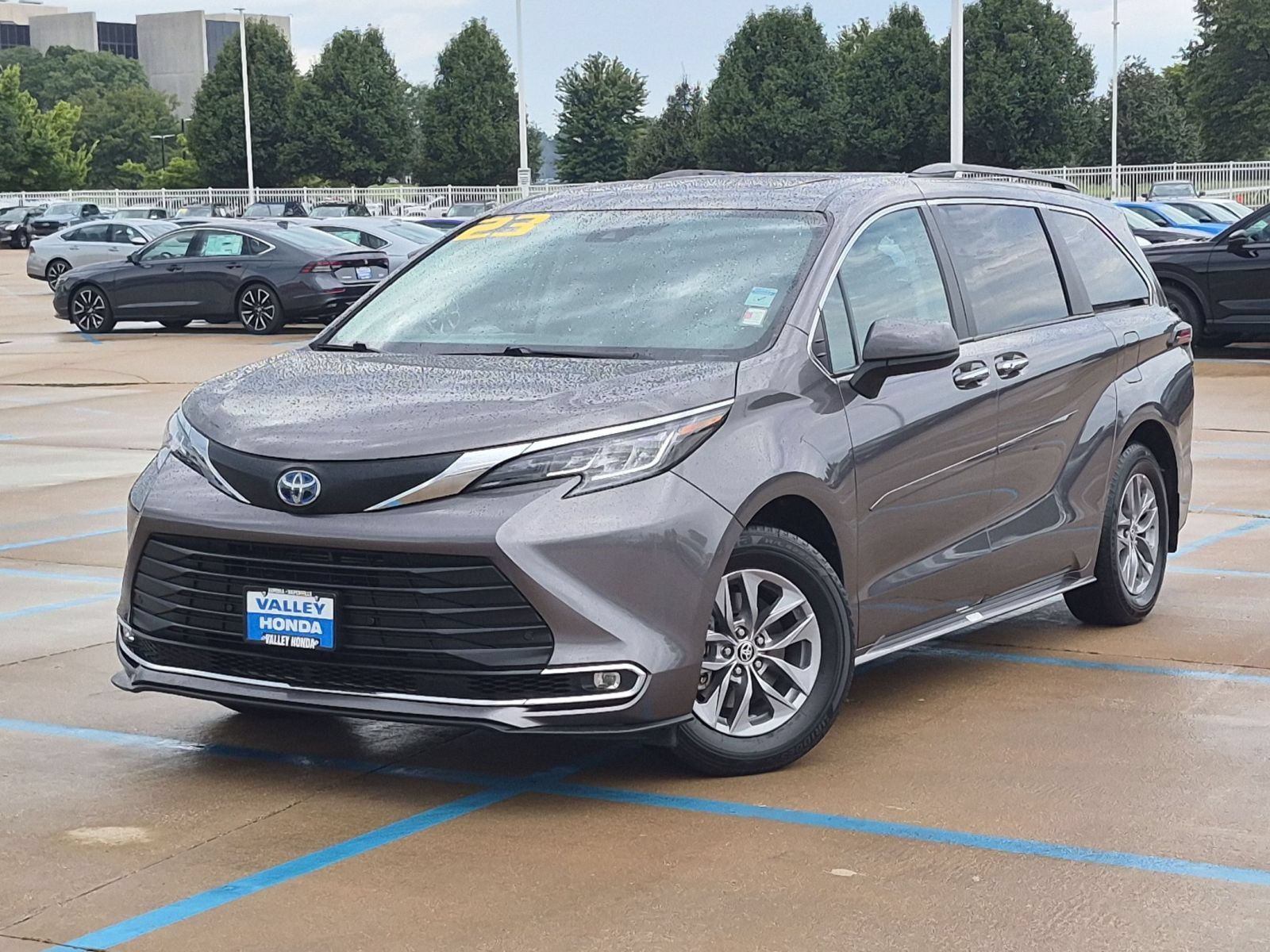 Used 2023 Toyota Sienna XLE AWD/4WD image 2