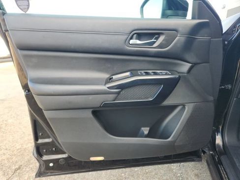 Used 2022 Nissan Pathfinder SV w/ SV Premium Package FWD image 27