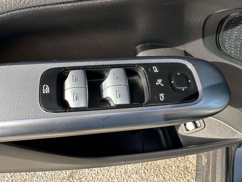 Used 2024 Mercedes-Benz GLC 300 4MATIC image 19