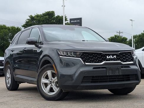 Used 2022 Kia Sorento LX image 2