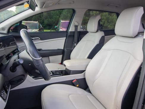 Used 2025 Kia Sportage EX FWD image 8