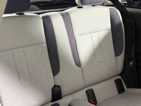 Certified 2025 MINI Cooper 2-Door Hardtop FWD image 18