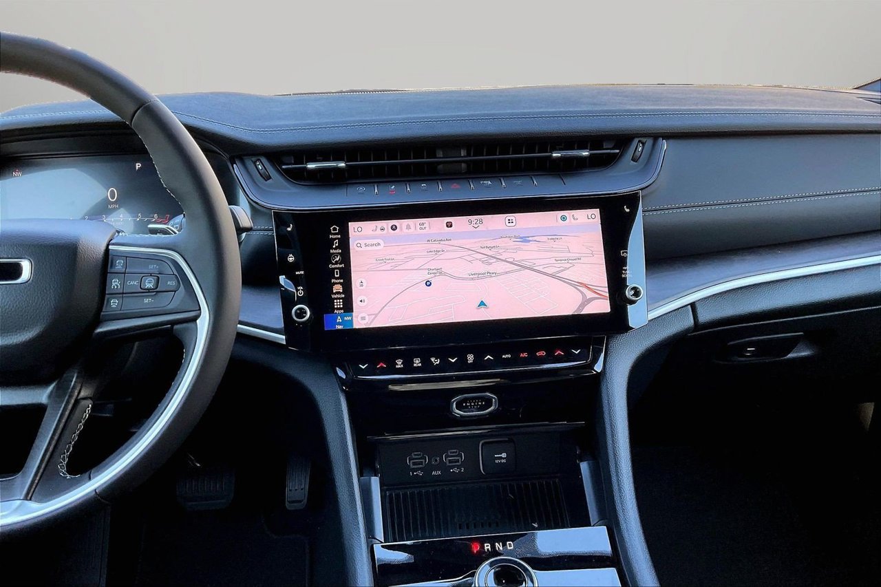 New 2027 Jeep Grand Cherokee Altitude RWD image 11