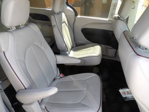Used 2020 Chrysler Pacifica Limited FWD image 13