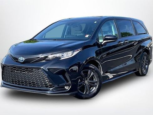 Used 2025 Toyota Sienna XSE image 2