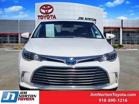 Used 2018 Toyota Avalon Limited image 2