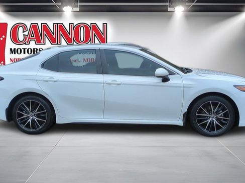 Used 2024 Toyota Camry SE image 4