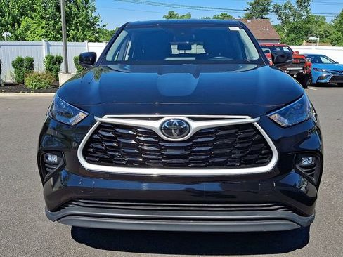 Used 2025 Toyota Highlander LE AWD/4WD image 2