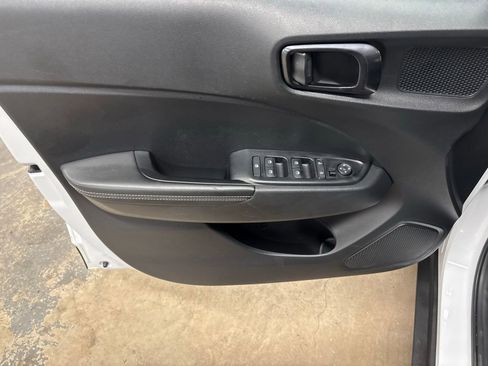 Used 2022 Hyundai Venue Limited FWD image 18